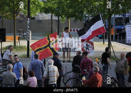 Berlin, Deutschland. 29. Mai 2017. Demonstranten Welle eine Wirmer-Fahne und Flagge des Deutschen Reiches bis 1918, während ein Demonstrant das Publikum anspricht. Eine Handvoll von rechtsextremen Demonstranten kamen zu ihrer wöchentlichen Kundgebung in Berlin, wo sie gegen Ausländer, Flüchtlinge und spezifisch gegen die deutschen Kirchen und ihre Pro-Flüchtlinge-Politik aussprach. Der Protest ist Teil der größeren PEGIDA-Bewegung, das trifft sich regelmäßig in verschiedenen deutschen Städten. Stockfoto