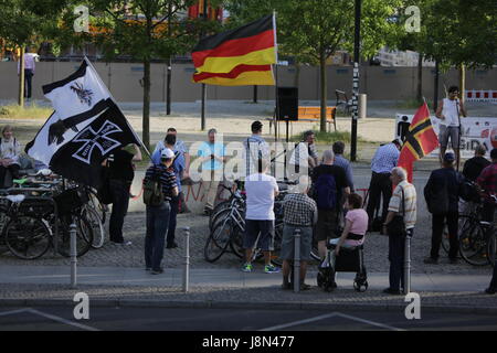 Berlin, Deutschland. 29. Mai 2017. Demonstranten Welle eine preußische Flagge, deutsche Flaggen und eine Fahne mit einem Eisernen Kreuz und "Gott mit uns" darauf geschrieben. Eine Handvoll von rechtsextremen Demonstranten kamen zu ihrer wöchentlichen Kundgebung in Berlin, wo sie gegen Ausländer, Flüchtlinge und spezifisch gegen die deutschen Kirchen und ihre Pro-Flüchtlinge-Politik aussprach. Der Protest ist Teil der größeren PEGIDA-Bewegung, das trifft sich regelmäßig in verschiedenen deutschen Städten. Stockfoto