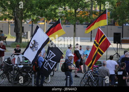 Demonstranten Welle eine Wirmer Flagge, deutsche Flaggen, eine preußische Fahne und eine Fahne mit einem Eisernen Kreuz und "Gott mit uns" darauf geschrieben. Eine Handvoll von rechtsextremen Demonstranten kamen zu ihrer wöchentlichen Kundgebung in Berlin, wo sie gegen Ausländer, Flüchtlinge und spezifisch gegen die deutschen Kirchen und ihre Pro-Flüchtlinge-Politik aussprach. Der Protest ist Teil der größeren PEGIDA-Bewegung, das trifft sich regelmäßig in verschiedenen deutschen Städten. Foto: Cronos/Michael Debets Stockfoto