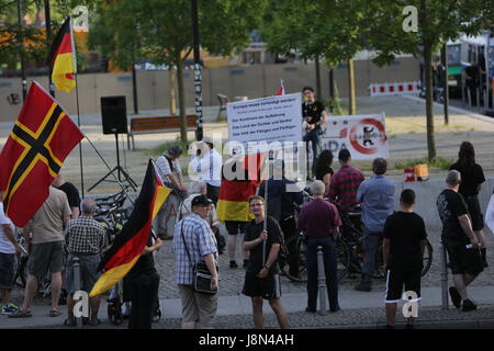 Demonstranten Welle eine Wirmer Flagge und Deutschlandfahnen. Eine Handvoll von rechtsextremen Demonstranten kamen zu ihrer wöchentlichen Kundgebung in Berlin, wo sie gegen Ausländer, Flüchtlinge und spezifisch gegen die deutschen Kirchen und ihre Pro-Flüchtlinge-Politik aussprach. Der Protest ist Teil der größeren PEGIDA-Bewegung, das trifft sich regelmäßig in verschiedenen deutschen Städten. Foto: Cronos/Michael Debets Stockfoto