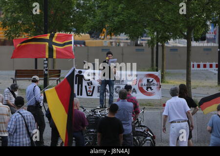 Demonstranten Welle eine Wirmer Flagge und eine deutsche Flagge, während ein weiterer Demonstrant befasst sich mit die Gruppe. Eine Handvoll von rechtsextremen Demonstranten kamen zu ihrer wöchentlichen Kundgebung in Berlin, wo sie gegen Ausländer, Flüchtlinge und spezifisch gegen die deutschen Kirchen und ihre Pro-Flüchtlinge-Politik aussprach. Der Protest ist Teil der größeren PEGIDA-Bewegung, das trifft sich regelmäßig in verschiedenen deutschen Städten. Foto: Cronos/Michael Debets Stockfoto