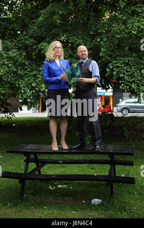 Glasgow, Schottland. 29. Mai 2017. Patrick Harvie schottischen grünen Co Convener und Scottish Green Party PPC für Glasgow North, Wahlkreis auf einer Parkbank, bei der Vorstellung der Parlamentswahlen 2017 das Parteiprogramm in Glasgow mit Lorna Slater Scottish Green Party PPC für Edinburgh Norden und Leith abgebildet. Bildnachweis: Allan Milligan/Alamy Live-Nachrichten Stockfoto