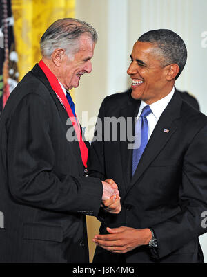 US-Präsident Barack Obama, Recht, gratuliert Sportjournalist Frank Deford, verließ ihn mit 2012 National Humanities Medal während der Verleihung der Medaille im East Room des weißen Hauses in Washington, DC auf Mittwoch, 10. Juli 2013 zu präsentieren. Bildnachweis: Ron Sachs/CNP /MediaPunch Stockfoto