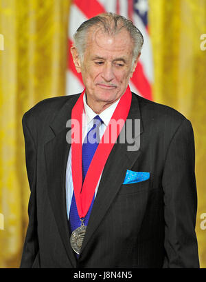 Sportjournalist Frank Deford kehrt in seinen Sitz nach 2012 National Humanities Medal von US-Präsident Barack Obama während einer Zeremonie im East Room des weißen Hauses in Washington, DC Mittwoch, 10. Juli 2013 zu akzeptieren. Bildnachweis: Ron Sachs/CNP /MediaPunch Stockfoto