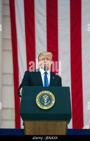 Arlington, USA. 29. Mai 2017. US-Präsident Donald Trump liefert seine Adresse während der jährlichen Gedenktag Begehung im Memorial Amphitheater auf dem Arlington National Cemetery 29. Mai 2017 in Arlington, Virginia. Bildnachweis: Planetpix/Alamy Live-Nachrichten Stockfoto