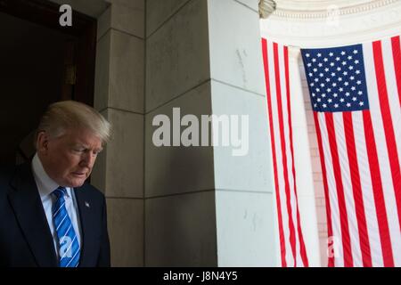 Arlington, USA. 29. Mai 2017. US-Präsident Donald Trump kommt, um die jährlichen Ansprache des Präsidenten Memorial Day Beachtung zu Arlington National Cemetery Memorial Amphitheater 29. Mai 2017 in Arlington, Virginia zu liefern. Bildnachweis: Planetpix/Alamy Live-Nachrichten Stockfoto