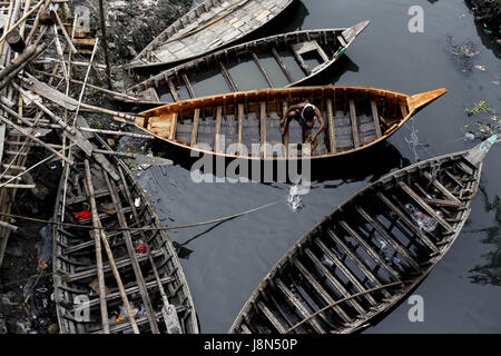 Dhaka, Dhaka, Bangladesh. 29. Mai 2017. 29. Mai 2017 - Dhaka, Bangladesch '' "Boot Mann sauber sein Boot mit das giftige Wasser in den Fluss Buriganga, Dhaka. Das Flusswasser ist extrem verschmutzt. Abwasser aus der Stadt, Ölverschmutzungen von Booten und Chemikalien aus der Industrie führten alle zu einer Verunreinigung des Wassers. Bildnachweis: K M Asad/ZUMA Draht/Alamy Live-Nachrichten Stockfoto