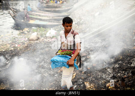 Dhaka, Dhaka, Bangladesh. 29. Mai 2017. 29. Mai 2017 - Dhaka, Bangladesch '' "eine Zigarette Anbieter neben der Abfall Verbrennung dumps Bereich Herstellung von Rauch und giftige Verunreinigung an der Seite von dem Fluss Buriganga, Dhaka. Laut der Weltgesundheitsorganisation (WHO) globale städtische Luftverschmutzung stieg um 8 Prozent zwischen 2008 und 2013. Mehr als 80 Prozent der Menschen leben in städtischen Gebieten, die Luftverschmutzung zu überwachen sind ausgesetzt Luft Qualitätsstufen, die (der) überschreiten Grenzen, bedrohliche Leben, Produktivität und Volkswirtschaften. Bildnachweis: K M Asad/ZUMA Draht/Alamy Live-Nachrichten Stockfoto