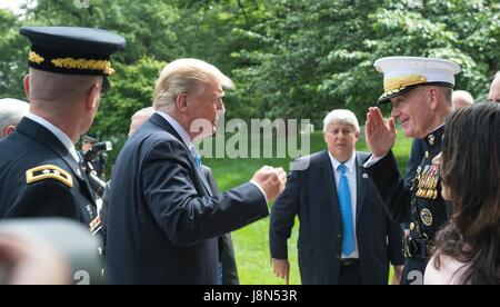 Arlington, USA. 29. Mai 2017. US-Präsident Donald Trump salutiert Vorsitzender der Joint Chiefs General Joseph F. Dunford, richtig, da er für die jährliche Presidential Streitkräfte Ehren Kranzniederlegung am Grab des unbekannten Soldaten auf dem Nationalfriedhof Arlington 29. Mai 2017 in Arlington, Virginia ankommt. Bildnachweis: Planetpix/Alamy Live-Nachrichten Stockfoto