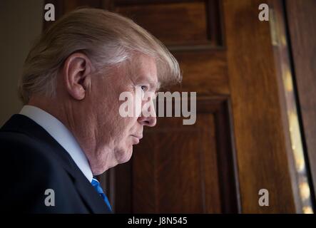 Arlington, USA. 29. Mai 2017. US-Präsident Donald Trump kommt, um die jährlichen Ansprache des Präsidenten Memorial Day Beachtung zu Arlington National Cemetery Memorial Amphitheater 29. Mai 2017 in Arlington, Virginia zu liefern. Bildnachweis: Planetpix/Alamy Live-Nachrichten Stockfoto