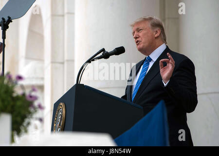 Arlington, USA. 29. Mai 2017. US-Präsident Donald Trump liefert seine Adresse während der jährlichen Gedenktag Begehung im Memorial Amphitheater auf dem Arlington National Cemetery 29. Mai 2017 in Arlington, Virginia. Bildnachweis: Planetpix/Alamy Live-Nachrichten Stockfoto