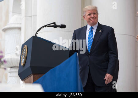 Arlington, USA. 29. Mai 2017. US-Präsident Donald Trump liefert seine Adresse während der jährlichen Gedenktag Begehung im Memorial Amphitheater auf dem Arlington National Cemetery 29. Mai 2017 in Arlington, Virginia. Bildnachweis: Planetpix/Alamy Live-Nachrichten Stockfoto