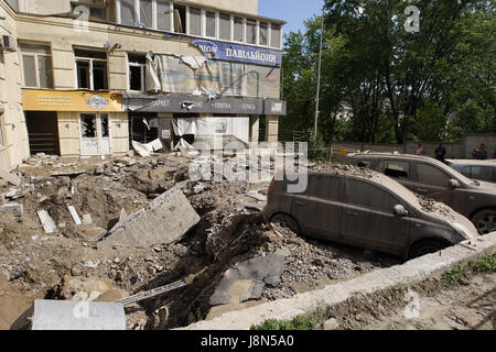 Kiew, Ukraine. 29. Mai 2017. Einen Überblick über ein Wasser-Pipeline Unglücksstelle in Kiew, Ukraine, am 29. Mai 2017. Mehrere Autos und Fenstern eines Wohnblocks wurden Stücke von Asphalt und Boden durch den Wasserdruck auf die Ursache einer Wasser-Pipeline-Unfall in Kiew beschädigt. Credit: Serg Glovny/ZUMA Draht/Alamy Live-Nachrichten Stockfoto