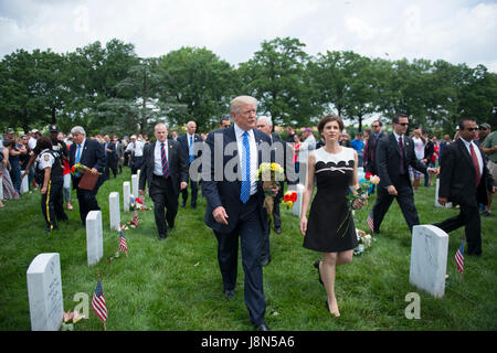 Arlington, USA. 29. Mai 2017. US-Präsident Donald Trump geht mit Katharine Kelley, Superintendent, Arlington Staatsangehörig-Kirchhof während Memorial Day Begehung 29. Mai 2017 in Arlington, Virginia. Trump durchschreitet Abschnitt 60 des Friedhofs mit Familien nach einer Kranzniederlegung Zeremonie auf der Tom des unbekannten Soldaten. Bildnachweis: Planetpix/Alamy Live-Nachrichten Stockfoto