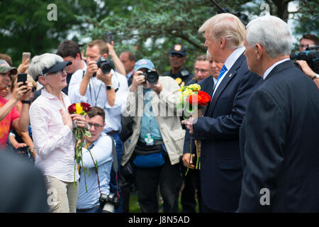 Arlington, USA. 29. Mai 2017. US-Präsident Donald Trump und Vizepräsident Mike Pence sprechen mit Alison Malachowski auf dem Arlington National Cemetery während Memorial Day Begehung 29. Mai 2017 in Arlington, Virginia. Malachowski verlor ihren Sohn, Marine Staff Sgt. James Malachowski kämpfen in Afghanistan im Jahr 2011, und er ist in Abschnitt 60 des Arlington National Cemetery begraben. Bildnachweis: Planetpix/Alamy Live-Nachrichten Stockfoto