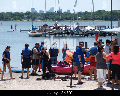 Dallas, USA. 29. Mai 2017. Memorial Day. Die Leute von der Dallas Metroplex genießen Sie niedrige Luftfeuchtigkeit und eine sanfte Norden Brise in White Rock Lake dieser inoffiziellen Beginn der Sommeraktivitäten in den USA. Copyright Dallaspaparazzo/Alamy Live News.Memorial Tag US bei White Rock Lake Stockfoto