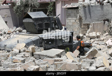 (170529)--steht MOSUL (Irak), 29. Mai 2017 (Xinhua)--ein irakischer Soldat ein gepanzertes Fahrzeug in al-Saha Nachbarschaft von westlichen Mosul, Irak am 29. Mai 2017. Der irakische Ministerpräsident Haider al-Abadi sagte am Montag, dass irakische Truppen in den letzten Stadien der militanten islamischen Staat (IS) in den übrigen Stadtteilen von der westlichen Seite von Mosul zu besiegen sind. Nach Abadi haben die Sicherheitskräfte etwa 95 Prozent der Mosul befreit. Auch am Montag, Maan al-Saadi, Kommandeur der Anti-Terror-Service (CTS) special Operations, sagte Xinhua, dass die CTS-Kräfte Kontrolle über 70 Prozent der genommen haben eine Stockfoto