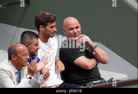 Paris, Frankreich. 29. Mai 2017. Andre Agassi (R), Trainer von Serbien Novak Djokovic, Uhren der Männer Singles erste Vorrundenspiel zwischen Novak Djokovic Serbien und Marcel Granollers Spaniens am Französisch Open Tennis Turnier 2017 in Roland Garros, Paris, Frankreich, am 29. Mai 2017. Djokovic gewann 3: 0. Bildnachweis: Han Yan/Xinhua/Alamy Live-Nachrichten Stockfoto