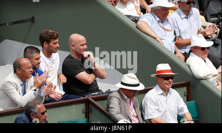 Paris, Frankreich. 29. Mai 2017. Andre Agassi (4 L), Trainer der serbischen Novak Djokovic Uhren Herreneinzel ersten Runde Match zwischen Novak Djokovic Serbien und Marcel Granollers Spaniens am Französisch Open Tennis Turnier 2017 in Roland Garros, Paris, Frankreich am 29. Mai 2017. Djokovic gewann 3: 0. Bildnachweis: Han Yan/Xinhua/Alamy Live-Nachrichten Stockfoto