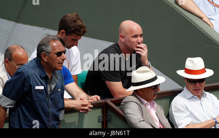 Paris, Frankreich. 29. Mai 2017. Andre Agassi (R oben), Trainer von Serbien Novak Djokovic, Uhren der Männer Singles erste Vorrundenspiel zwischen Novak Djokovic Serbien und Marcel Granollers Spaniens am Französisch Open Tennis Turnier 2017 in Roland Garros, Paris, Frankreich, am 29. Mai 2017. Djokovic gewann 3: 0. Bildnachweis: Han Yan/Xinhua/Alamy Live-Nachrichten Stockfoto