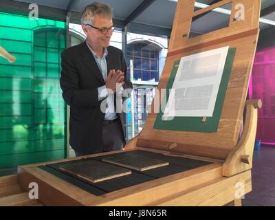 Genf, Schweiz. 29. Mai 2017. Museumsdirektor Gabriel de Montmollin mit einer Replik Gutenberg Druckerpresse an das internationale Museum der Reformation in Genf, Schweiz, 29. Mai 2017. Die Hommage an die Johannes Gutenbergs Erfindung kennzeichnet den 500. Jahrestag der Veröffentlichung der 95 Thesen Martin Luthers. Foto: Christiane Oelrich/Dpa/Alamy Live News Stockfoto