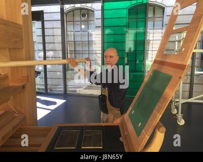 Genf, Schweiz. 29. Mai 2017. Tischler Pierre-Yves Schenker mit seiner Replik Gutenberg Druckerpresse an das internationale Museum der Reformation in Genf, Schweiz, 29. Mai 2017. Die Hommage an die Johannes Gutenbergs Erfindung kennzeichnet den 500. Jahrestag der Veröffentlichung der 95 Thesen Martin Luthers. Foto: Christiane Oelrich/Dpa/Alamy Live News Stockfoto