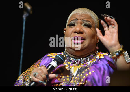 Miami, FL, USA. 28. Mai 2017. Schauspieler und Komiker Luenell führt auf der Bühne während des 10. jährlichen Memorial Wochenende Comedy Festivals bei James L. Knight Center am 28. Mai 2017 in Miami, Florida. Bildnachweis: Mpi10/Medien Punch/Alamy Live-Nachrichten Stockfoto