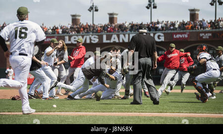 San Francisco, Kalifornien, USA. 29. Mai 2017. Nachdem er von einem Pitch getroffen, nähert sich Washington Nationals Recht Fielder Bryce Harper (34) auf dem Hügel San Francisco Giants Entlastung Krug Hunter Strickland (60). Beide Unterstände geleert und ein Kampf brach auf dem Feld im achten Inning der MLB Baseball Spiel zwischen die Washington Nationals und die San Francisco Giants am Memorial Day im AT&T Park in San Francisco, Kalifornien. Valerie Shoaps/CSM/Alamy Live-Nachrichten Stockfoto