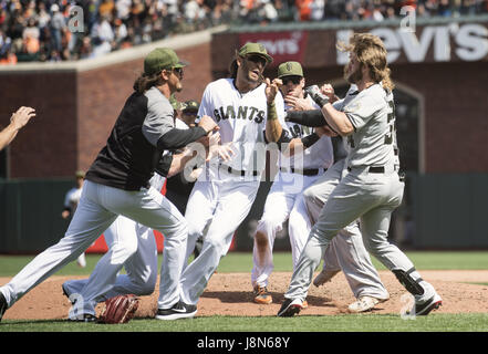 San Francisco, Kalifornien, USA. 29. Mai 2017. Nachdem er von einem Pitch getroffen, nähert sich Washington Nationals Recht Fielder Bryce Harper (34) auf dem Hügel San Francisco Giants Entlastung Krug Hunter Strickland (60). San Francisco Giants erster Basisspieler Michael Morse (38), zweiter Basisspieler Joe Panik (12) (verdeckt) und ab Krug Jeff Samardzija (29) kommen, um den Kampf zu brechen, die während der achten Inning in einem MLB Baseball Spiel zwischen die Washington Nationals und die San Francisco Giants am Memorial Day im AT&T Park in San Francisco, Kalifornien ausgebrochen. Valerie Shoaps/CSM/Alamy Live-Nachrichten Stockfoto