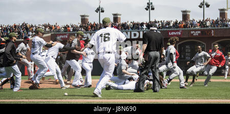 San Francisco, Kalifornien, USA. 29. Mai 2017. Nachdem er von einem Pitch getroffen, nähert sich Washington Nationals Recht Fielder Bryce Harper (34) auf dem Hügel San Francisco Giants Entlastung Krug Hunter Strickland (60). Beide Unterstände geleert und ein Kampf brach auf dem Feld im achten Inning der MLB Baseball Spiel zwischen die Washington Nationals und die San Francisco Giants am Memorial Day im AT&T Park in San Francisco, Kalifornien. Valerie Shoaps/CSM/Alamy Live-Nachrichten Stockfoto