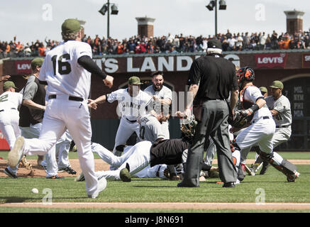 San Francisco, Kalifornien, USA. 29. Mai 2017. Nachdem er von einem Pitch getroffen, nähert sich Washington Nationals Recht Fielder Bryce Harper (34) auf dem Hügel San Francisco Giants Entlastung Krug Hunter Strickland (60). Beide Unterstände geleert und ein Kampf brach auf dem Feld im achten Inning der MLB Baseball Spiel zwischen die Washington Nationals und die San Francisco Giants am Memorial Day im AT&T Park in San Francisco, Kalifornien. Valerie Shoaps/CSM/Alamy Live-Nachrichten Stockfoto