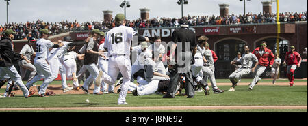 San Francisco, Kalifornien, USA. 29. Mai 2017. Nachdem er von einem Pitch getroffen, nähert sich Washington Nationals Recht Fielder Bryce Harper (34) auf dem Hügel San Francisco Giants Entlastung Krug Hunter Strickland (60). Beide Unterstände geleert und ein Kampf brach auf dem Feld im achten Inning der MLB Baseball Spiel zwischen die Washington Nationals und die San Francisco Giants am Memorial Day im AT&T Park in San Francisco, Kalifornien. Valerie Shoaps/CSM/Alamy Live-Nachrichten Stockfoto