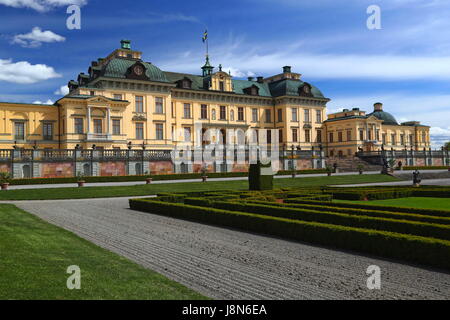 Brüssel. 25. Mai 2017. Foto aufgenommen am 25. Mai 2017 zeigt den Blick von der königlichen Domäne Drottningholm befindet sich im Vorort von Stockholm, Schweden. Die königliche Domäne Drottningholm, eines schwedischen königlichen Paläste, steht im Vorort von Stockholm. Mit seiner Burg, perfekt erhaltenen Theater, chinesischer Pavillon und Gärten ist es das beste Beispiel für eine aus dem 18. Jahrhundert Norden europäische königliche Residenz das Schloss von Versailles inspiriert. Der königlichen Domäne Drottningholm wurde zum Weltkulturerbe von der UNESCO im Jahre 1991 unter Denkmalschutz. Bildnachweis: Gong Bing/Xinhua/Alamy Live-Nachrichten Stockfoto