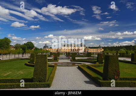 Brüssel. 25. Mai 2017. Foto aufgenommen am 25. Mai 2017 zeigt den Blick von der königlichen Domäne Drottningholm befindet sich im Vorort von Stockholm, Schweden. Die königliche Domäne Drottningholm, eines schwedischen königlichen Paläste, steht im Vorort von Stockholm. Mit seiner Burg, perfekt erhaltenen Theater, chinesischer Pavillon und Gärten ist es das beste Beispiel für eine aus dem 18. Jahrhundert Norden europäische königliche Residenz das Schloss von Versailles inspiriert. Der königlichen Domäne Drottningholm wurde zum Weltkulturerbe von der UNESCO im Jahre 1991 unter Denkmalschutz. Bildnachweis: Gong Bing/Xinhua/Alamy Live-Nachrichten Stockfoto