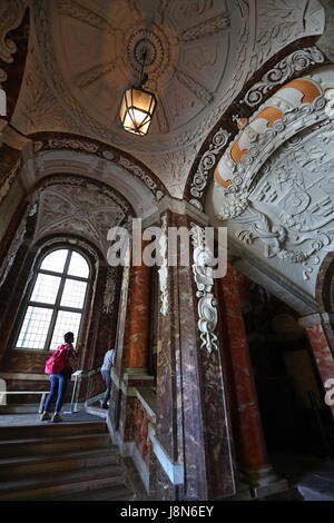 Brüssel, Schweden. 25. Mai 2017. Menschen besuchen die königliche Domäne Drottningholm im Vorort von Stockholm, Schweden, 25. Mai 2017. Die königliche Domäne Drottningholm, eines schwedischen königlichen Paläste, steht im Vorort von Stockholm. Mit seiner Burg, perfekt erhaltenen Theater, chinesischer Pavillon und Gärten ist es das beste Beispiel für eine aus dem 18. Jahrhundert Norden europäische königliche Residenz das Schloss von Versailles inspiriert. Der königlichen Domäne Drottningholm wurde zum Weltkulturerbe von der UNESCO im Jahre 1991 unter Denkmalschutz. Bildnachweis: Gong Bing/Xinhua/Alamy Live-Nachrichten Stockfoto