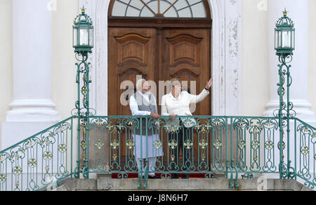 Deutsche Kanzlerin Angela Merkel (R) begrüßt Indiens Premierminister Narendra Modi zum Gästehaus der Bundesregierung in Meseberg bei Berlin 29. Mai 2017. Deutsch - indischen Regierungskonsultationen in Meseberg begonnen. Foto: Ralf Hirschberger/Dpa-Zentralbild/dpa Stockfoto