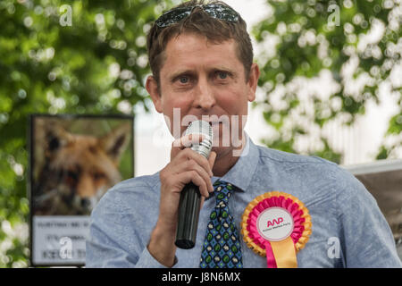 29. Mai 2017 - London, UK - London, UK. 29. Mai 2017.Prof Andrew King, Tierschutz-Kandidat gegen Theresa May in Maidenhead, spricht mehrere tausend Menschen an der Kundgebung am Cavendish Square bevor sie zum anderen in der Downing Street Theresa Mai sagen marschieren, dass die Bürgerinnen und Bürger sind dagegen, daß eine Abstimmung im Parlament über die Fuchs-Jagd-Rechnung. Umfragen zeigen, dass über 80 % der Bevölkerung in Stadt und im ländlichen Raum sind gegen die Aufhebung des Embargos und viele stärkere Maßnahmen und Durchsetzung des Verbots 2004 unterstützen. Unter denen, die sprach und marschierten war Prof. Andrew King of Animal Welfare Stockfoto