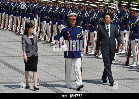 Tokio, Japan. 30. Mai 2017. Japans Ministerpräsident Shinzo Abe, begleitet von Verteidigungsminister Tomomi Inada, inspiziert die Ehrengarde während einer Zeremonie, die Kennzeichnung der Rückkehr der Farben der Ground Self-Defense Forces Kontingente für die UN-Friedensmission im Südsudan an das Verteidigungsministerium in Tokio am Dienstag, 30. Mai 2017. GSDFs letzten Truppen kehrte nach Japan am 27. Mai endenden Japans Fünfjahres-Friedensmission in dem Krieg-heftig gezerrissenes ostafrikanischen Land. Bildnachweis: Natsuki Sakai/AFLO/Alamy Live-Nachrichten Stockfoto