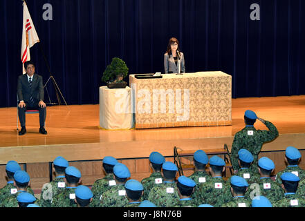 Tokio, Japan. 30. Mai 2017. Japans Verteidigungsminister Tomomi Inada liefert ihre Adresse an Truppen des Boden Self-Defense Forces UN Peacekeeping-Kontingents im Rahmen einer Feierstunde anlässlich der Rückkehr von den Farben des Verteidigungsministeriums in Tokio am Dienstag, den 30. Mai 3017. GSDFs letzten Truppen nach Japan am 27. Mai endenden Japans Fünfjahres-Friedensmission in der Krieg-heftig gezerrissenes Südsudan zurückgekehrt. Bildnachweis: Natsuki Sakai/AFLO/Alamy Live-Nachrichten Stockfoto