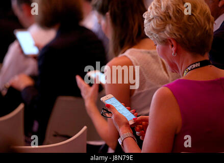 Köln, Deutschland. 30. Mai 2017. Besucher der "Medienforum NRW" teilnehmen an einem Kongress auf der Messe für Breitband, Kabel- und Satellitenfernsehen, 'Anga Com' in Köln, 30. Mai 2017. Foto: Oliver Berg/Dpa/Alamy Live News Stockfoto