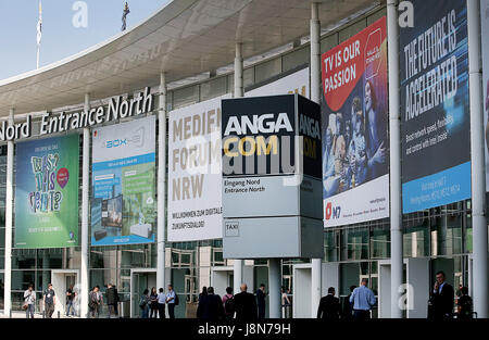 Köln, Deutschland. 30. Mai 2017. Besucher kommen an das 'Medienforum NRW"und die Fachmesse für Breitband, Kabel- und Satellitenfernsehen, 'Anga Com' in Köln, 30. Mai 2017. Foto: Oliver Berg/Dpa/Alamy Live News Stockfoto