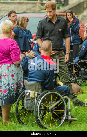 London, UK. 30. Mai 2017. Prinz Harry spricht mit Rollstuhl-Team-Mitglieder, wie er die Einführung des britischen Teams für Invictus Games Toronto Tower of London besucht. Invictus Games wurde für verletzte Soldaten eingerichtet. London-30. Mai 2017-Credit: Guy Bell/Alamy Live-Nachrichten Stockfoto