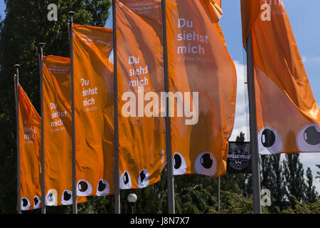 Berlin, Berlin, Deutschland. 26. Mai 2017. Flaggen wehten während der 36. Deutschen Evangelischen Kirchentag stattfindenden findet in Berlin und Wittenberg vom 24. bis 28. Mai 2017 unter dem Motto "Du siehst mich" [Deutsch: "Du Siehst mich" Credit: Jan Scheunert/ZUMA Draht/Alamy Live News Stockfoto