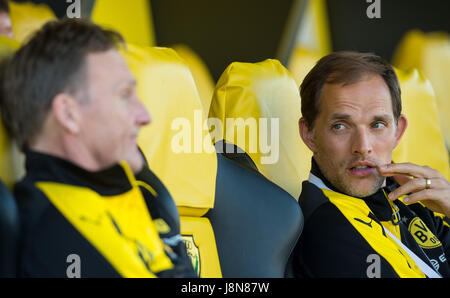 Dubai, Vereinigte Arabische Emirate. 15. Januar 2016. Datei - spricht Dortmunds Trainer Thomas Tuchel (r) mit Dortmunds Geschäftsführer Hans-Joachim Watzke (l) während der Fußball-Testspiel zwischen Jeonbuk Hyundai Motors FC und Borussia Dortmund im Zabeel Stadion in Dubai, Vereinigte Arabische Emirate, 15. Januar 2016. Foto: Guido Kirchner/Dpa/Alamy Live News Stockfoto