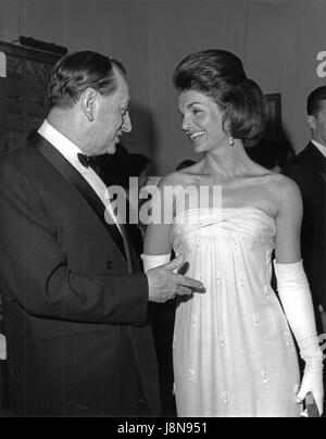 First Lady Jacqueline Bouvier Kennedy, links und André Malraux, Minister für kulturelle Angelegenheiten für Frankreich, Recht, bei der Eröffnung der Mona Lisa Ausstellung in der National Gallery of Art in Washington, DC am 8. Januar 1963. Bildnachweis: Arnie Sachs / CNP /MediaPunch Stockfoto