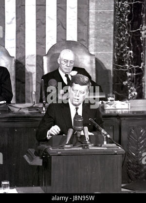 US-Präsident John F. Kennedy skizziert seine Vision für die bemannte Weltraumfahrt in einer gemeinsamen Sitzung des Kongresses der Vereinigten Staaten in Washington, DC am 25. Mai 1961 als er erklärte, "... Ich glaube, diese Nation sollte sich verpflichten, um das Ziel zu erreichen, noch in diesem Jahrzehnt, einen Mann auf dem Mond zu landen und ihn sicher zur Erde zurück. " Dieses Ziel wurde erreicht, als Astronaut Neil A. Armstrong der erste Mensch auf dem Mond um 10:56 Uhr MESZ, 20. Juli 1969 seinen Fuß gesetzt wurde.  Im Hintergrund gezeigt, ist Sprecher des Hauses Sam T. Rayburn (Demokrat von Texas).  Bildnachweis: Arnie S Stockfoto