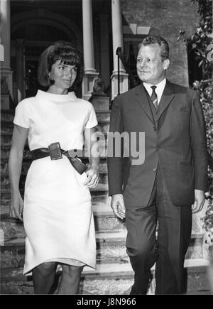 Ehemalige First Lady Jacqueline Bouvier Kennedy, links, geht West-Berliner Bürgermeister Wily Brandt, rechts, zu seinem wartenden Auto vor ihrem Georgetown in Washington, DC am 19. Mai 1964 nach Hause. Bürgermeister Brandt nahm eine Auszeit von seinem Terminkalender auf Mrs. Kennedy einen Höflichkeitsbesuch abstatten. Bildnachweis: Benjamin E. "Gen" Forte/CNP /MediaPunch Stockfoto