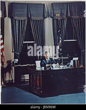Porträt von US-Präsident John F. Kennedy an seinem Schreibtisch im Oval Office des weißen Hauses in Washington, DC am 2. November 1961. Bildnachweis: Robert Knudsen / White House über CNP /MediaPunch Stockfoto