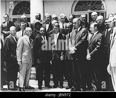 Foto von einem Treffen im Weißen Haus in Washington, DC mit Zivilrechte Führer am 22. Juni 1963.  Vordere Reihe: Martin Luther King, Jr., Attorney General Robert F. Kennedy, Roy Wilkins, Vizepräsident Lyndon Baines Johnson, Reuther, Whitney M. Young, ein Philip Randolph. Zweite Reihe, zweiter von links: Rosa Gragg.  Obere Reihe, Dritter von links: James Farmer. Bildnachweis: National Parkservice über CNP /MediaPunch Stockfoto