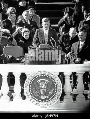 US-Präsident John F. Kennedy liefert seine Antrittsrede nachdem er geschworen-in als 35. Präsident der Vereinigten Staaten auf die Ostfassade des Kapitols in Washington, D.C. auf Freitag, 20. Januar 1961.  US-Vizepräsident Lyndon B. Johnson blickt auf von rechts... Bildnachweis: Arnie Sachs / CNP /MediaPunch Stockfoto